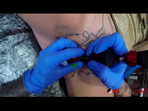 ❤️ Fìor tattooed hottie Sully Savage fhuair tattoo air a clitoris ❤❌ Bhidio gnè leinn ☑